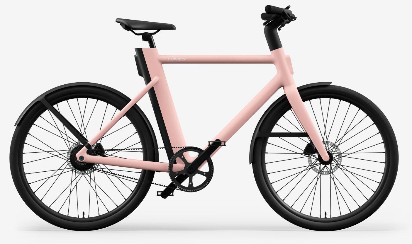 Cowboy Cruiser in lichtroze kleur met een modern design en stevige wielen voor comfortabele ritten.