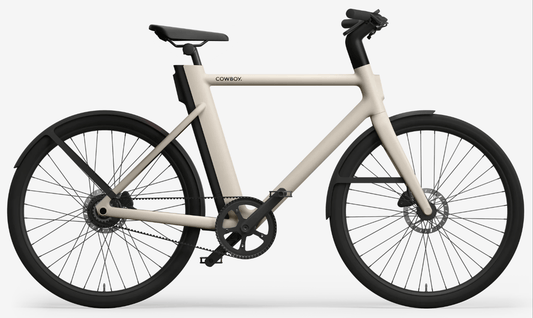 Cowboy Cruiser Amsterdam IJburglaan - stijlvolle beige fiets met een modern ontwerp en hoge cockpit.
