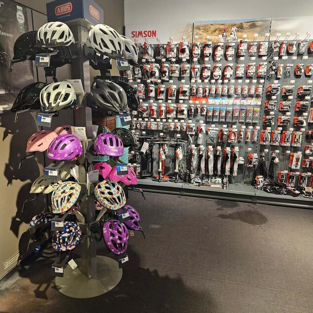 E-bike service Ijburg Amsterdam winkel met helmen en fietsonderdelen