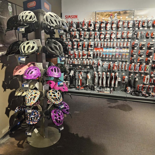 E-bike service Ijburg Amsterdam winkel met helmen en fietsonderdelen