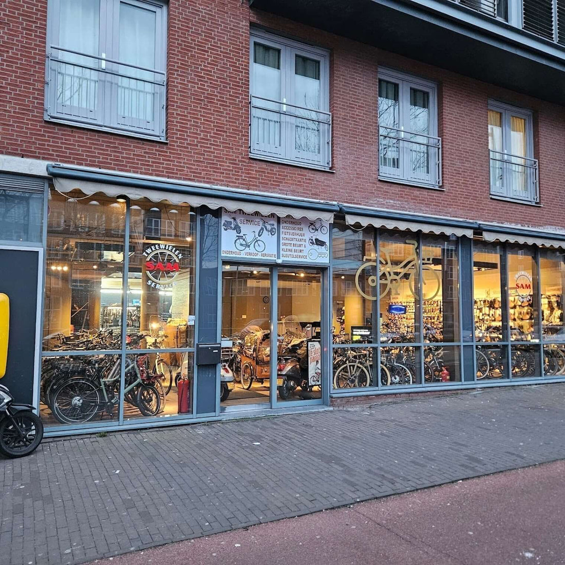 Elektrische fietsen woon-werkverkeer winkel in Amsterdam met verschillende e-bikes en fietsen.