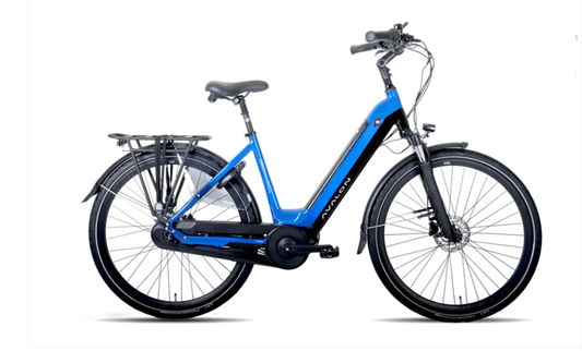 Elektrische fiets kopen Amsterdam: blauwe e-bike met moderne design en krachtige motor.