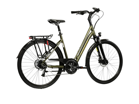 KROSS Sentio 4.0 trekkingfiets in stijlvol donkergrijs met comfortabele zadel en bagagedrager.