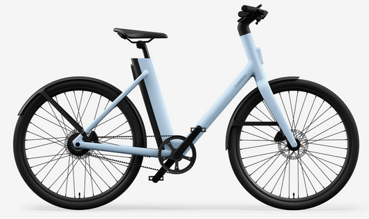 Cowboy Cruiser ST Amsterdam, een lichtblauwe fiets met laag instapframe en moderne uitstraling.