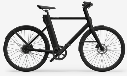 Zijaanzicht van de Cowboy Cruiser, een stijlvolle en comfortabele fiets perfect voor stadsritten.