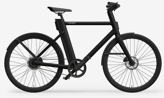 Zijaanzicht van de Cowboy Cruiser, een stijlvolle en comfortabele fiets perfect voor stadsritten.