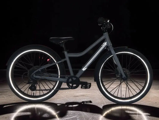 Vezzano 24 RDB kinderfiets met lichtgewicht aluminium frame en grotere wielen, zichtbaar in donkere setting.