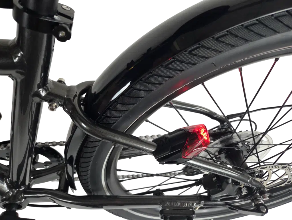 Vezzano 24 RDB kinderfiets met een close-up van het achterwiel en verlichting.