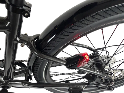Afbeelding van de Vezzano 24 Nexus 3 met zwart frame, schijfrem en achterlicht.