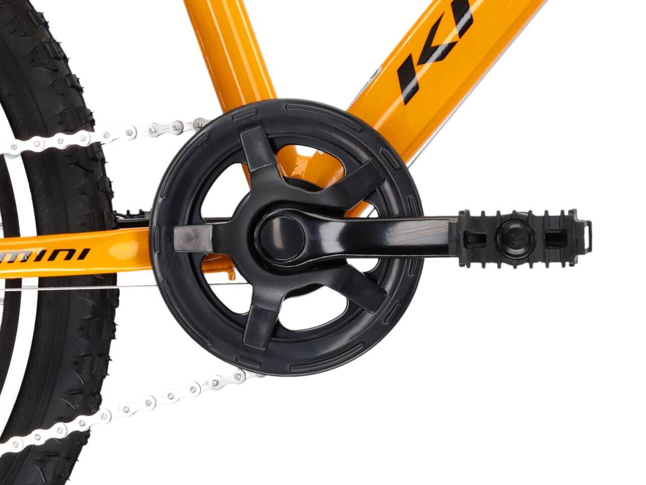 Close-up van de pedalen en crank van de KR LEVEL MINI 2.0 fiets in oranje kleur.