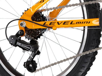 Detail van de achterzijde van de KR LEVEL MINI 2.0 fiets met Shimano derailleur en gele banden.