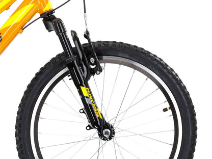 Detail van het voorwiel en de vering van de KR LEVEL MINI 2.0 mountainbike in het zwart en geel.