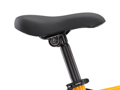 Zwart zadel van de KR LEVEL MINI 2.0 fiets met een elegant ontwerp en stevige constructie.