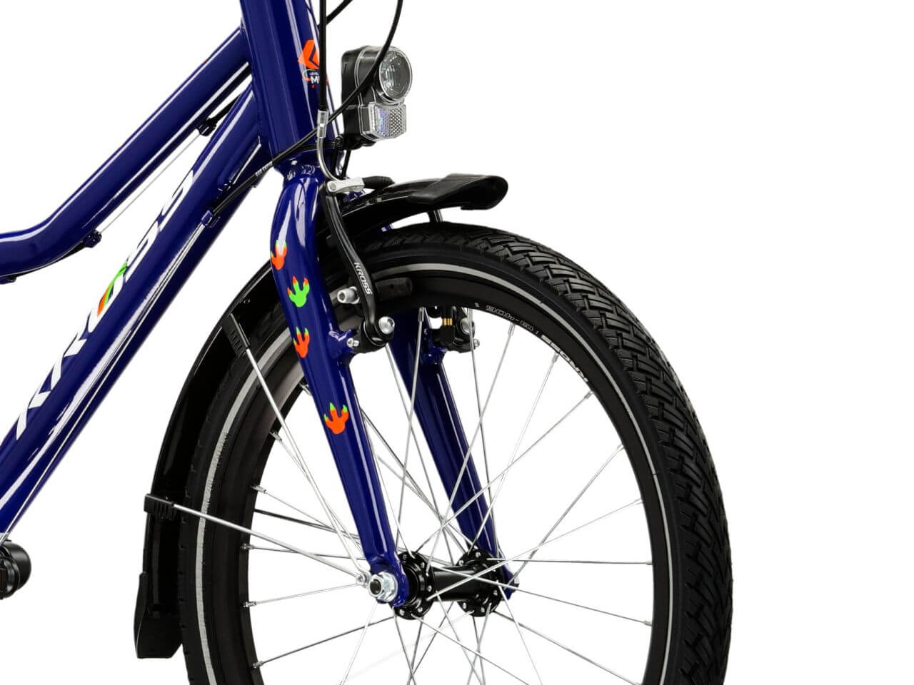 Detailshot van de voorvork en band van de KR LEVEL MINI 3.0 EQ M fiets, met zichtbare verlichting en kleurrijke graphics.