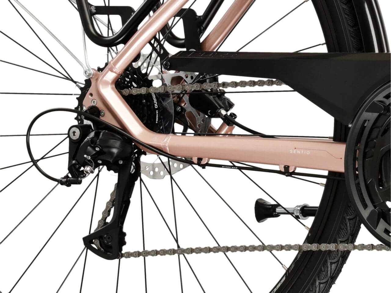 Detailopname van de KROSS Sentio 4.0 trekkingfiets met schakelsysteem en achterwiel.