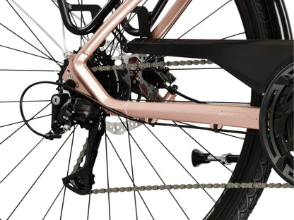 Detailopname van de KROSS Sentio 4.0 trekkingfiets met schakelsysteem en achterwiel.