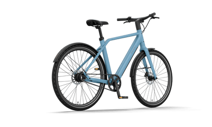 Blauwe fiets met sportief ontwerp en stevige banden, ideaal voor dagelijkse ritten.