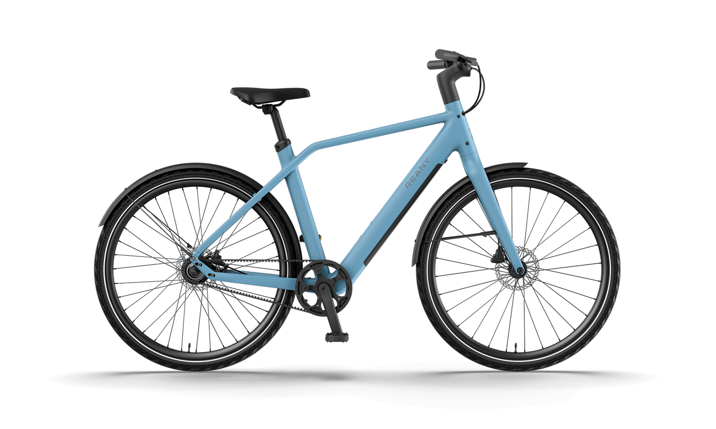 Blauwe fiets met moderne vormgeving en dunne banden voor een sportieve rit.