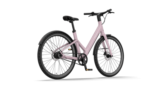 Reany W1 elektrische fiets in pastelroze kleur met een modern frame en schijfremmen.
