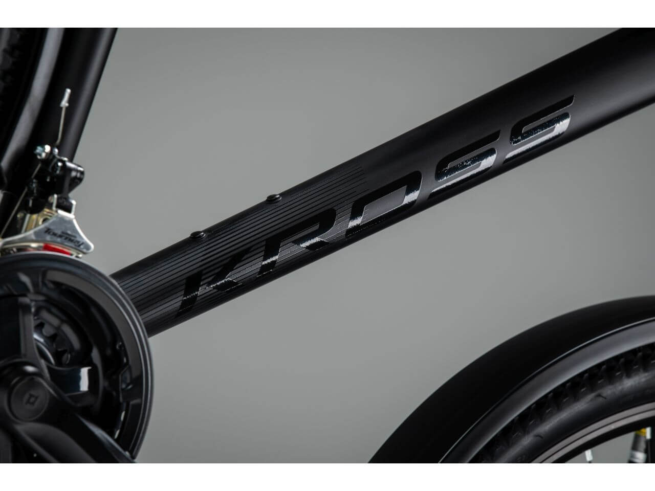 Detail van het frame van de KROSS Hexagon X200 EQ mountainbike met focus op het logo en de structuur.