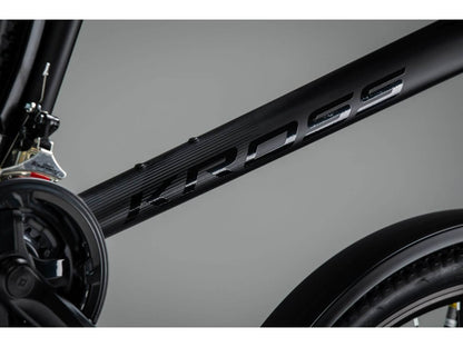 Detail van het frame van de KROSS Hexagon X200 EQ mountainbike met focus op het logo en de structuur.