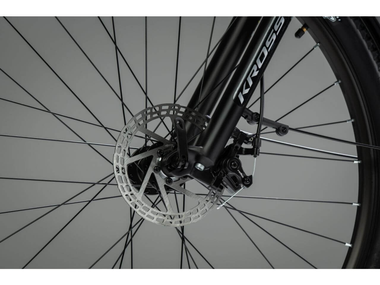 KROSS Hexagon X200 EQ mountainbike met schijfrem en spaken zichtbaar, close-up van de voorwielrem.