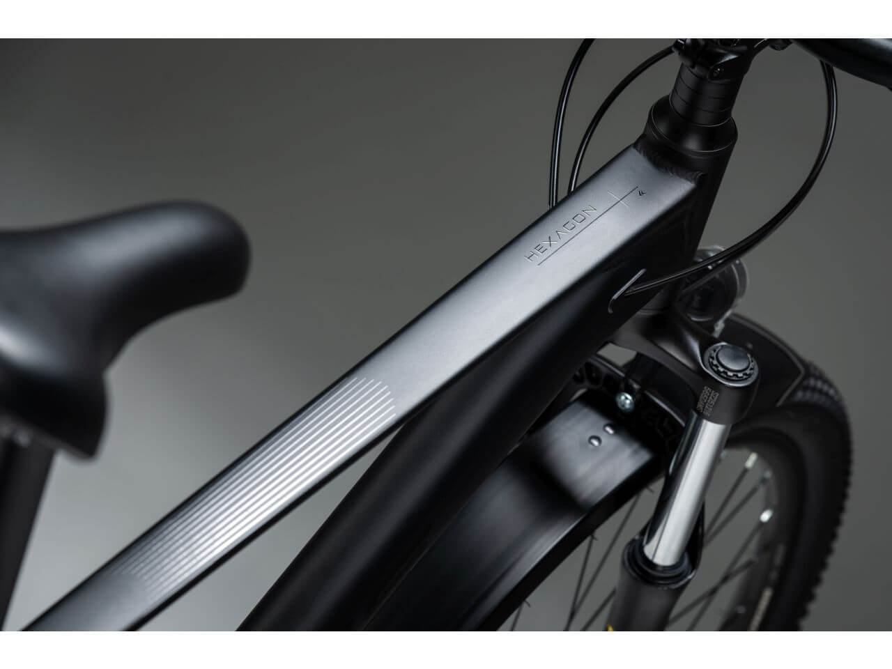 Detail van het frame van de KROSS Hexagon X200 EQ mountainbike met een modern ontwerp.