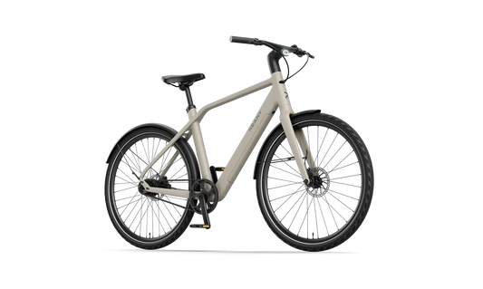 Moderne fiets in beige met dikke wielen en een strak ontwerp, ideaal voor stadsritten.