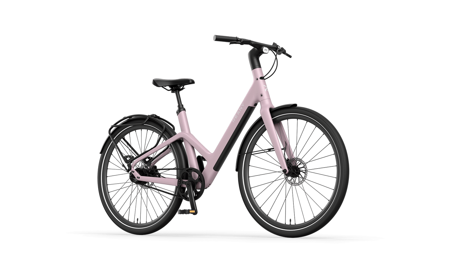 W1 GT avontuur e-bike in een stijlvolle pastelroze kleur, ontworpen voor gemak en comfort op elke rit.