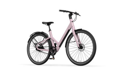 W1 GT avontuur e-bike in een stijlvolle pastelroze kleur, ontworpen voor gemak en comfort op elke rit.
