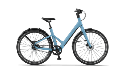 W1 GT avontuur e-bike in lichtblauw, geschikt voor avontuurlijke ritten met stevige wielen.