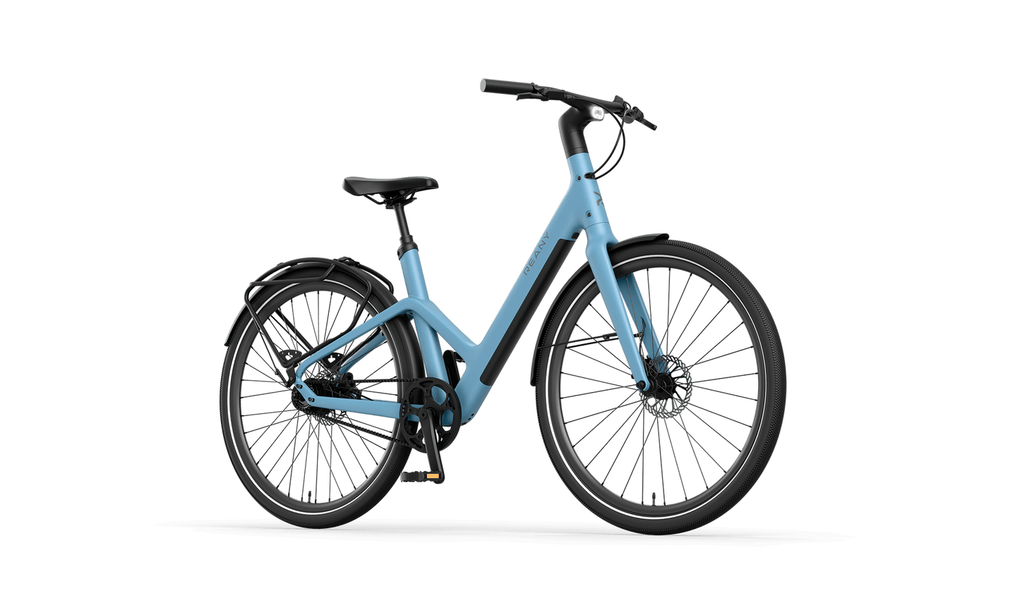 W1 GT avontuur e-bike in lichtblauwe kleur met een modern ontwerp en stevige banden.